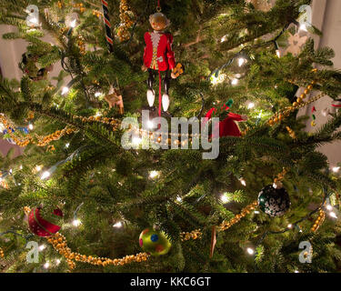 Hell erleuchteten Weihnachtsbaum mit Ornamenten Stockfoto