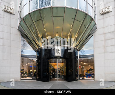 Berliner Filiale des Rolls-Royce Luxusautos in der berühmten Einkaufsstraße Kurfürstendamm, Kudamm, in Berlin. Stockfoto