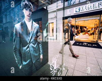 Glasdisplaykabinett für Tiger of Sweden Modeboutique an der berühmten Einkaufsstraße Kurfürstendamm, Kudamm, in Berlin, Deutschland. Stockfoto