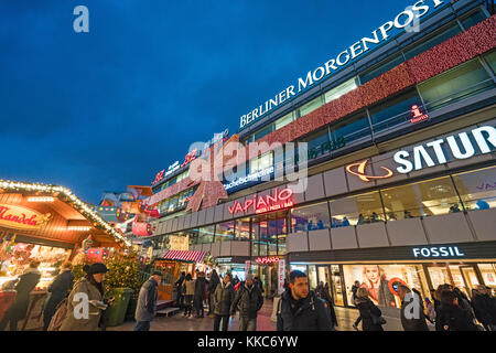 Traditioneller Weihnachtsmarkt außerhalb des Europa-Centers nachts am Breitscheidplatz 2017 in Berlin, Deutschland Stockfoto