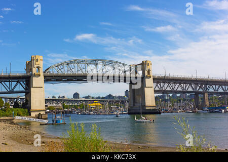 Vancouver, Kanada - 30. Juni: False Creek Ferries in der Nähe von Historic Burrard Bridge, Stop am 30. Juni 2017 in Vancouver Touristen bevorzugen eine kurze Bootsfahrt zu Stockfoto