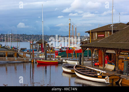 SEATTLE, USA - 22. MÄRZ 2016: Zentrum für Boote aus Holz Museum auf den Union See am 22. März 2016 in Seattle, WA, USA. Panorama auf den See während Bewölkt Stockfoto