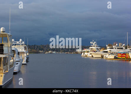 Den union see panorama mit Yachten und Boote in Seattle, USA. Sonnenuntergang über den Union See mit dunklen Wolken am Horizont. Stockfoto