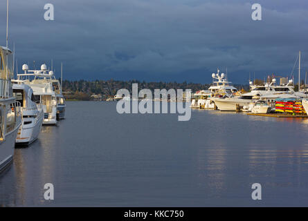 Den union see panorama mit Yachten und Boote in Seattle, USA. Sonnenuntergang über den Union See mit dunklen Wolken am Horizont. Stockfoto