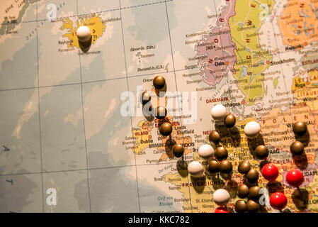 Bild der Weltkarte Reiseinformationen Konzept mit vielen Stecknadeln Stifte auf England konzentrieren Stockfoto