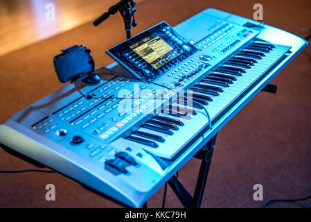 Klassische Musik Keyboard in blue Konzert Lichter bokeh Hintergrund Musiker Stockfoto