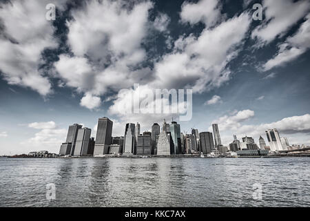 New York City Skyline mit schönen Wolken Stockfoto