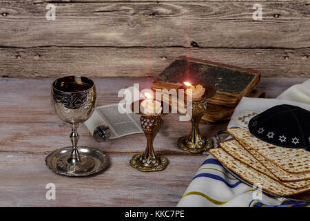 Sabbat Bild. mazze, Brot und Candela auf hölzernen Tisch Stockfoto
