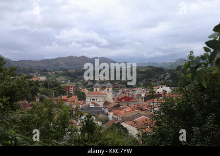 Luftaufnahme von Ribadesella (Picos de Europa am Ende) Stockfoto