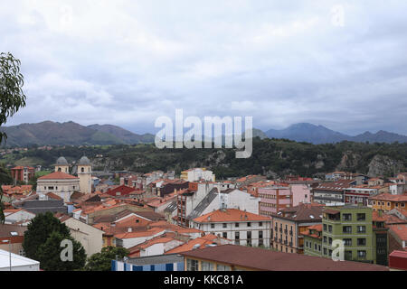 Luftaufnahme von Ribadesella (Picos de Europa am Ende) Stockfoto