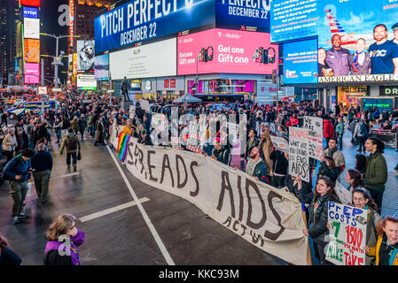New York, Vereinigte Staaten. 29 Nov, 2017. handeln, um New York zu den Straßen in Empörung Aufmerksamkeit zum Welt-AIDS-Tag zu zeichnen, eine internationale Anerkennung der HIV/AIDS-Epidemie. act up ny im Bündnis mit anderen Direct Action Groups, Aufstieg und widerstehen, und Voices 4, inszeniert einen Würfel sprechen und am 29. November 2017, in der Times Square zu betonen: Menschen mit HIV und Aids sind noch hier. Wir sind hier, und wir kämpfen für das Ende der AIDS-Epidemie in New York, USA, und um die Welt. Credit: Erik mcgregor/Pacific Press/alamy leben Nachrichten Stockfoto