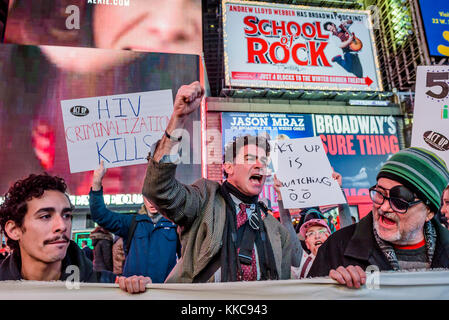 New York, Vereinigte Staaten. 29 Nov, 2017. handeln, um New York zu den Straßen in Empörung Aufmerksamkeit zum Welt-AIDS-Tag zu zeichnen, eine internationale Anerkennung der HIV/AIDS-Epidemie. act up ny im Bündnis mit anderen Direct Action Groups, Aufstieg und widerstehen, und Voices 4, inszeniert einen Würfel sprechen und am 29. November 2017, in der Times Square zu betonen: Menschen mit HIV und Aids sind noch hier. Wir sind hier, und wir kämpfen für das Ende der AIDS-Epidemie in New York, USA, und um die Welt. Credit: Erik mcgregor/Pacific Press/alamy leben Nachrichten Stockfoto