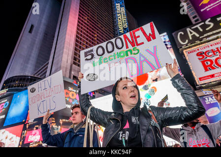 New York, Vereinigte Staaten. 29 Nov, 2017. handeln, um New York zu den Straßen in Empörung Aufmerksamkeit zum Welt-AIDS-Tag zu zeichnen, eine internationale Anerkennung der HIV/AIDS-Epidemie. act up ny im Bündnis mit anderen Direct Action Groups, Aufstieg und widerstehen, und Voices 4, inszeniert einen Würfel sprechen und am 29. November 2017, in der Times Square zu betonen: Menschen mit HIV und Aids sind noch hier. Wir sind hier, und wir kämpfen für das Ende der AIDS-Epidemie in New York, USA, und um die Welt. Credit: Erik mcgregor/Pacific Press/alamy leben Nachrichten Stockfoto