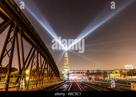 Der Shard an Silvester wie vom Bahnhof in London Brücke gesehen. während der Bauarbeiten im Jahr 2014 übernommen. Stockfoto