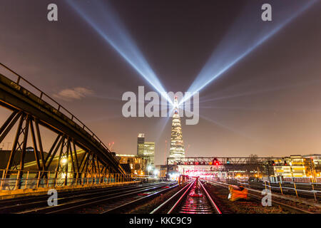 Der Shard an Silvester wie vom Bahnhof in London Brücke gesehen. während der Bauarbeiten im Jahr 2014 übernommen. Stockfoto