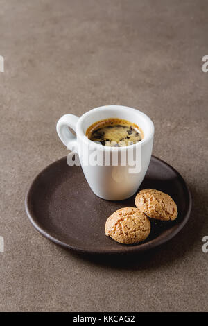 Hausgemachten italienischen Espresso in eine weiße Tasse. dunklen Hintergrund Stockfoto