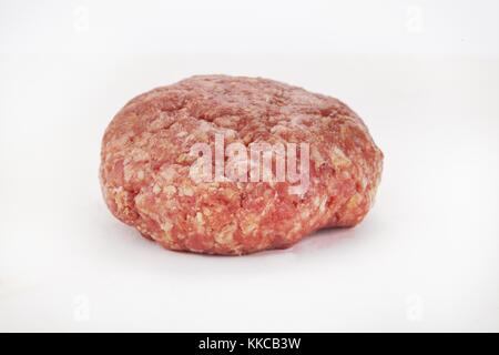 Rohes Rindfleisch Burger gegen Weiße Stockfoto