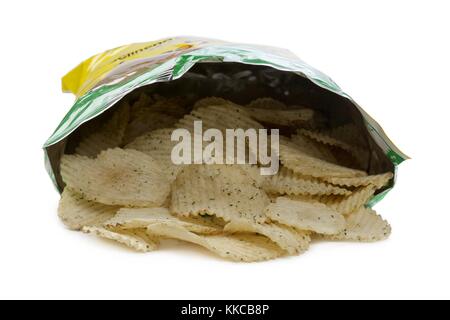 Saure Sahne gewürzte Kartoffelchips im Beutel Stockfoto