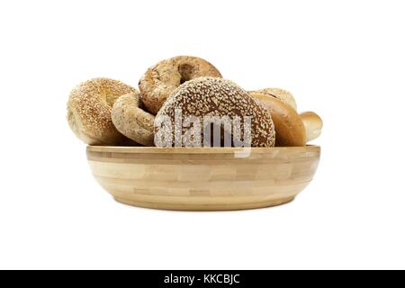 Hölzerne Schüssel mit Bündel von Bagels Stockfoto