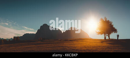 Herbst Sonnenaufgang Landschaft mit kleinen Alpine Bau und geisler - geisler Berg Gruppe auf Hintergrund. Seiser Alm (Seiser Alm), Dolomiten, Italien. Stockfoto