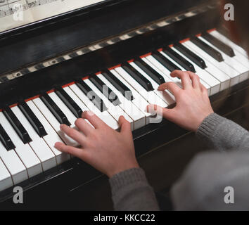 Kind lernt Klavier zu spielen. Stockfoto