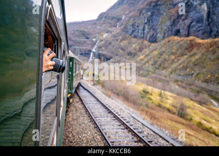 Touristen Fotografieren mit einer DSLR-Kamera während der Fahrt auf dem berühmten szenischen Bahnlinie in Norwegen gehen von Myrdal zu Flam Stockfoto