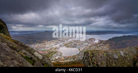 Panoramablick auf die Stadt Bergen an einem bewölkten Tag von der Oberseite des Mount Ulriken, Norwegen Stockfoto