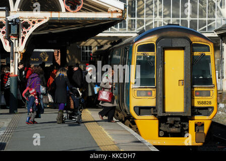 Die Menschen an Bord eines Zuges am Bahnhof Aberystwyth, Wales, Großbritannien Stockfoto