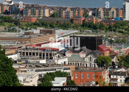 Swansea City Center mit dem Grand Theatre im Zentrum, Maritime Quarter Wohnungsbau an der Rückseite und das Einkaufszentrum Quadrant links, Wales, Großbritannien Stockfoto