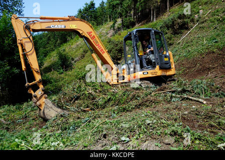 Nachverfolgte Bagger, clearing-Boden im Wald, Wales Stockfoto