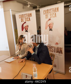 Neapel, Italien. 28 Nov, 2017. Christian De Sica berühmten italienischen Schauspieler präsentiert sein Album "Merry Christ" mit einer Überprüfung der elf klassische Weihnachten Christian De Sica berühmten italienischen Schauspieler präsentiert sein Album "Merry Christ" mit einer Überprüfung der elf klassische Weihnachten Credit: sonia brandolone/Pacific Press/alamy leben Nachrichten Stockfoto