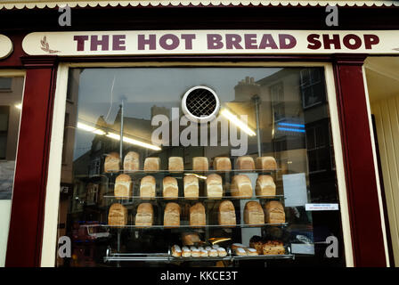 Brote und Brötchen in einer Bäckerei Fenster, Aberystwyth, Wales, Großbritannien Stockfoto