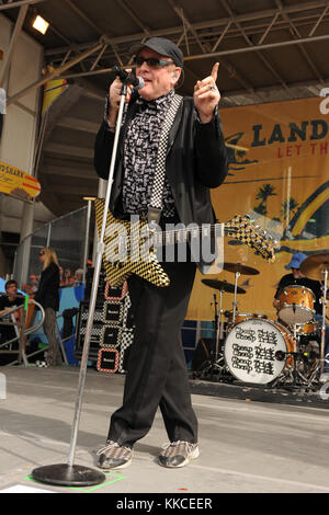 Miami, FL - Dezember 27: Rick Nielsen von Cheap Trick stellt backstage bei Dolphin Stadium am 27 Dezember, 2009 in Miami, Florida Personen: Rick Nielsen Stockfoto