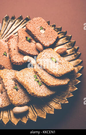 Gajak oder Til papdi oder Patti ist ein trockener süße Kuchen - aus Sesam, Nüssen und jaggery, indischer Winter besonders während makar San verbraucht Stockfoto
