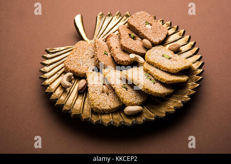 Gajak oder Til papdi oder Patti ist ein trockener süße Kuchen - aus Sesam, Nüssen und jaggery, indischer Winter besonders während makar San verbraucht Stockfoto