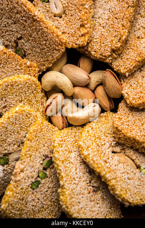 Gajak oder Til papdi oder Patti ist ein trockener süße Kuchen - aus Sesam, Nüssen und jaggery, indischer Winter besonders während makar San verbraucht Stockfoto