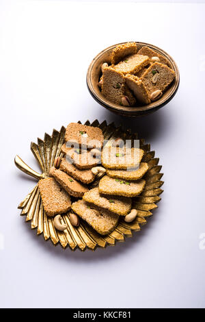 Gajak oder Til papdi oder Patti ist ein trockener süße Kuchen - aus Sesam, Nüssen und jaggery, indischer Winter besonders während makar San verbraucht Stockfoto