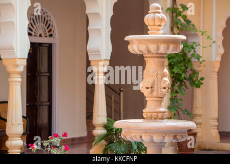 Kleine Brunnen aus Marmor in Indien hautnah Stockfoto