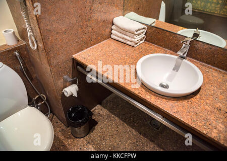 Modernes Bad mit Dusche, Arbeitsplatte Waschbecken, Waschmaschine und