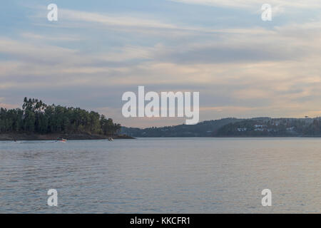 Blick auf den See mit Sonnenuntergang und Boote. Serra de Tomar. Portugal Stockfoto