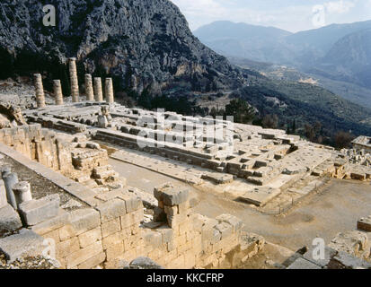 Griechenland. Delphi. Alte sanctuarly. Ruinen der antiken Tempel des Apollo, 4. vorchristlichen Jahrhundert. Dorischen Stil. Tal von phocis. Stockfoto