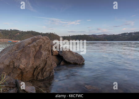 Blick auf den See mit Sonnenuntergang Algen und Steine. Serra de Tomar. Portugal Stockfoto