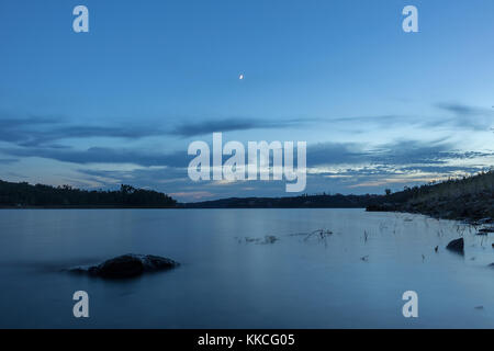 Blick auf den See bei Nacht. Serra de Tomar. Portugal Stockfoto