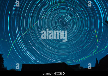 Lange Belichtung star Trails rund um Polaris in Südfrankreich Nachthimmel mit, Flugzeuge und Hubschrauber leichte Verschmutzung Stockfoto