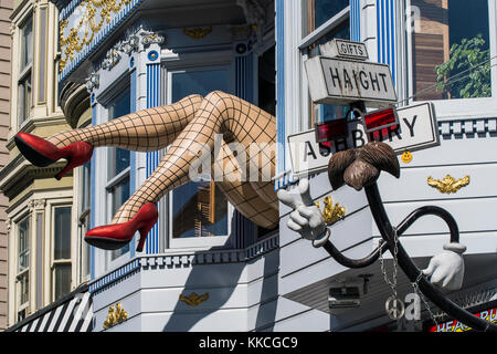 Riesen Dame Beine lehnt sich aus dem Fenster ein Geschenke-Shop im Haight-Ashbury Bezirk, San Francisco, Kalifornien, USA Stockfoto