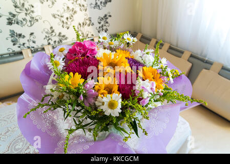 Blumenstrauß auf dem Tisch im Zimmer Stockfoto