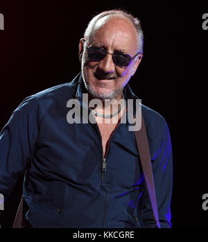 JACKSONVILLE, FL - APRIL 19: Pete Townshend of the Who tritt am 19 2015. April in der Jacksonville Veterans Memorial Arena in Jacksonville, Florida auf Personen: Pete Townshend Transmission Ref: MNC5 muss bei Interesse anrufen Michael Storms Storms Media Group Inc. 305-632-3400 - Cell 305-513-5783 - Fax MikeStorm@aol.com Stockfoto