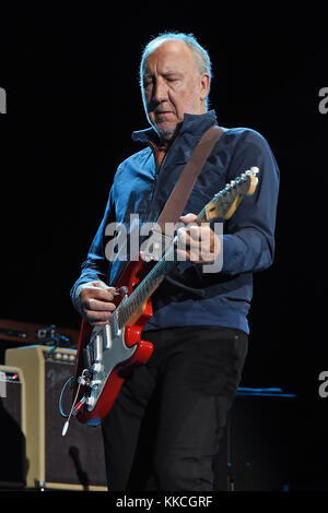 JACKSONVILLE, FL - APRIL 19: Pete Townshend of the Who tritt am 19 2015. April in der Jacksonville Veterans Memorial Arena in Jacksonville, Florida auf Personen: Pete Townshend Transmission Ref: MNC5 muss bei Interesse anrufen Michael Storms Storms Media Group Inc. 305-632-3400 - Cell 305-513-5783 - Fax MikeStorm@aol.com Stockfoto