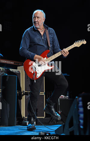 JACKSONVILLE, FL - APRIL 19: Pete Townshend of the Who tritt am 19 2015. April in der Jacksonville Veterans Memorial Arena in Jacksonville, Florida auf Personen: Pete Townshend Transmission Ref: MNC5 muss bei Interesse anrufen Michael Storms Storms Media Group Inc. 305-632-3400 - Cell 305-513-5783 - Fax MikeStorm@aol.com Stockfoto