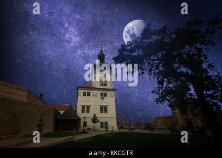 Kutna Hora in der Tschechischen Republik. in der Nacht die Sterne und der Mond leuchten. Stockfoto